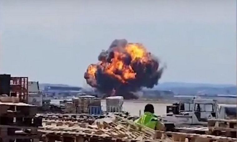 Un avión de la fuerza aérea de España se estrelló este sábado durante una exhibición realizada en Zaragoza Foto: Captura de video.