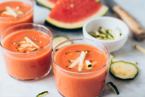 Esta receta es una adaptación moderna del gazpacho tradicional andaluz.