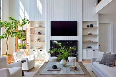 MDZol | A través de 11 procedimientos, la diseñadora de interiores Kylie Bass (de KKB Interiors) logró darle brillo a esta casa monocromática (en blanco y negro) situada en Cold Spring Harbor, a unos 62 kilómetros de la ciudad de Nueva York. Foto: Kirsten Franc