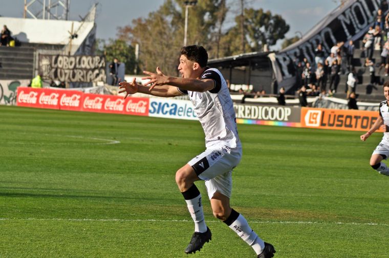 Lautaro Carrera marcó el empate parcial del Lobo ante Almirante Brown en la fecha pasada.&nbsp;