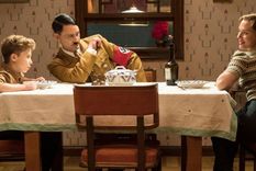 Roman Griffin Davis, Taika Waititi y Scarlett Johansson protagonizan la película que satiriza a Hitler