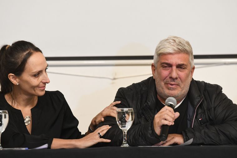 Matías Bagnatto y su abogada Luciana Carrasco en conferencia de prensa tras la muerte del asesino de la Masacre de Flores Foto: Télam