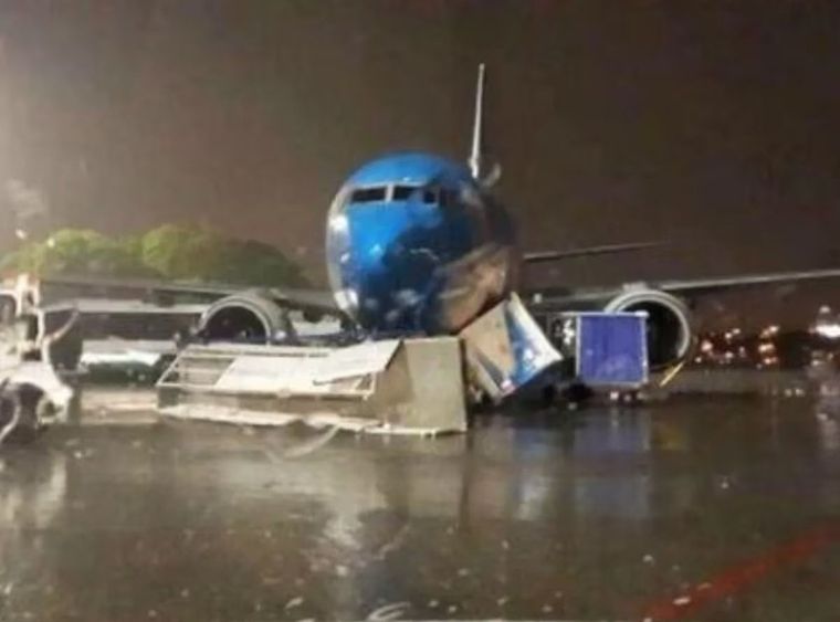 El temporal de viento y lluvia causó daños en varios aviones de Aerolíneas Argentinas en Aeroparque