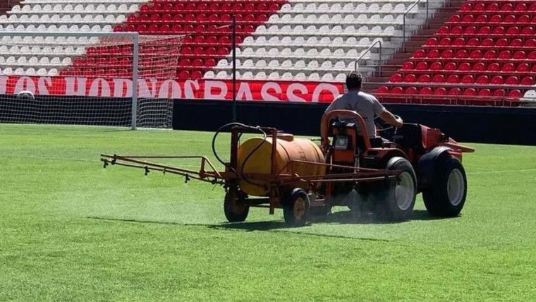 La mayoría de los clubes han optado por realizar fumigaciones en los campos. Foto: @EdelpOficial