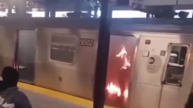 En la imagen se puede ver el interior del tren en llamas Foto: Captura de video