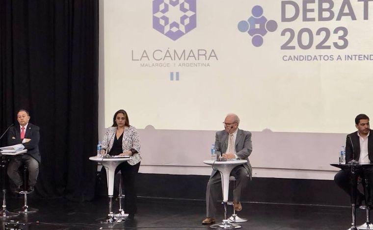 Celso Jaque (Frente Elegí), Silvina Camiolo (Reconstruyendo Malargüe), Jorge Tieppo (La Unión Mendocina) y Juan Manuel Ojeda (Frente Cambia Mendoza). Foto: Gentileza /Cámara de Comercio de Malargue