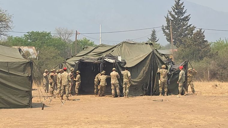Personal del Ejército Argentino se desplegó esta tarde en Capilla del Monte para acompañar a los bomberos en su lucha contra los incendios. Foto: Gentileza Luis Tortolo