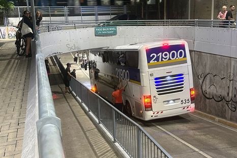 Según testigos, el choque no habría sido un error de cálculo del chofer por cuenta propia, sino la consecuencia de un operativo policial deficiente. Según testigos, el choque no habría sido un error de cálculo del chofer por cuenta propia, sino la consecuencia de un operativo policial deficiente.