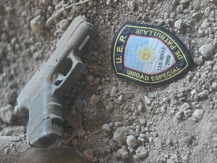 La pistola Glock calibre 40 hallada tirada en la ladrillera de Las Heras, donde un malviviente entró a robar y fue descubierto.&nbsp;