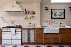 Una cocina moderna, funcional y con toques de diseño de los años 90. Foto: deVOL Kitchens
