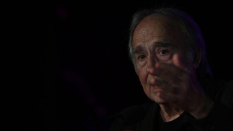 El avance de la ultraderecha fue uno de los temas que abordó Joan Manuel Serrat en su conferencia de prensa en Mendoza. El avance de la ultraderecha fue uno de los temas que abordó Joan Manuel Serrat en su conferencia de prensa en Mendoza.