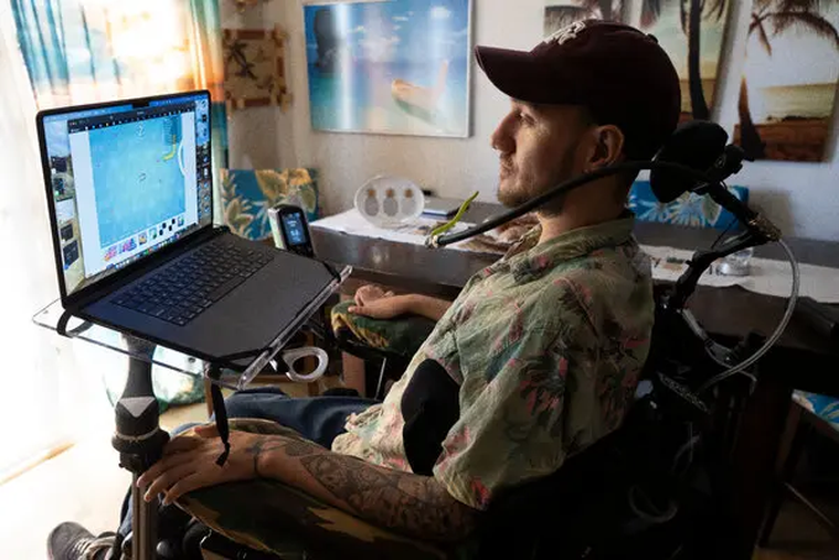 El chip permite que personas con tetraplejía puedan realizar tareas en dispositivos. El chip permite que personas con tetraplejía puedan realizar tareas en dispositivos.