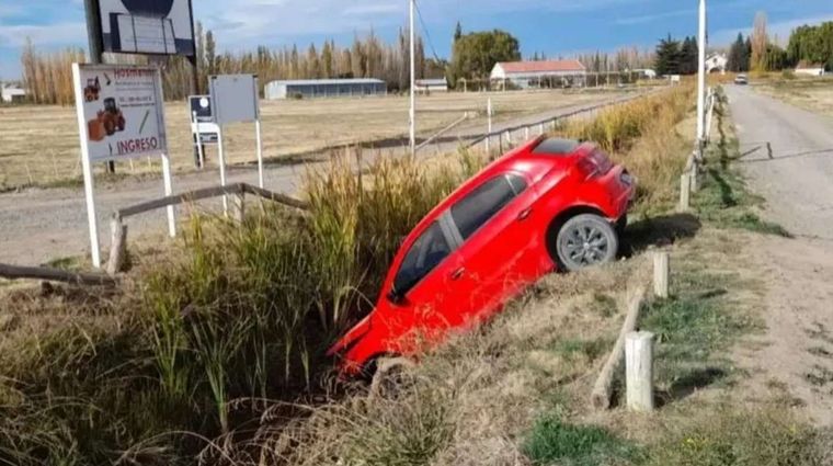 El vehículo circulaba a alta velocidad y terminó sobre un zanjón de riego.