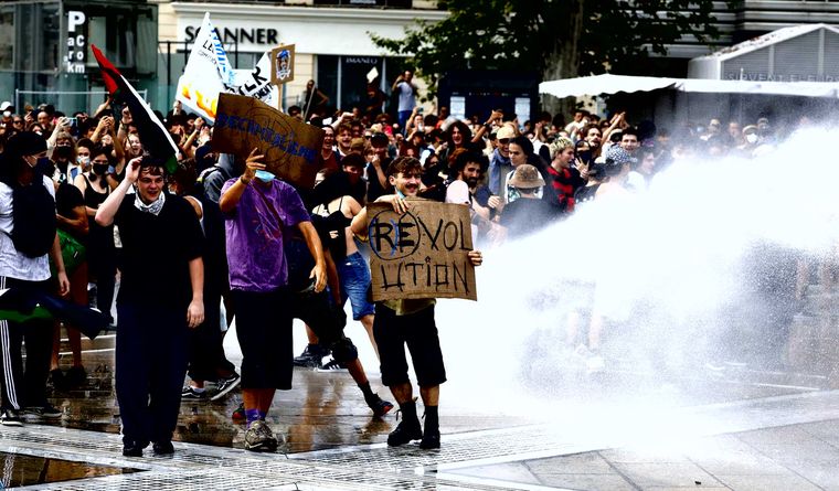 Francia bajo protestas y con cientos de detenidos. Foto Efe