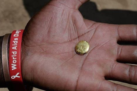 Los mineros ilegales trabajan en minas que antes eran propiedad de grandes multinacionales. Pero fueron abandonadas por esas empresas porque ya no eran rentables.