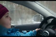 nina de 8 anos maneja en ruta con nieve