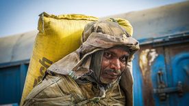 Ram Chandra, un empleado ferroviario, afirma que el calor de este verano es el peor que ha sufrido en años de trabajo. Ram Chandra, un empleado ferroviario, afirma que el calor de este verano es el peor que ha sufrido en años de trabajo.