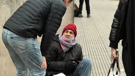 Diego vive hace 15 años en la puerta del Hospital Central. Con diabetes y una herida que no cicatriza, pide muletas para poder caminar. Diego vive hace 15 años en la puerta del Hospital Central. Con diabetes y una herida que no cicatriza, pide muletas para poder caminar.