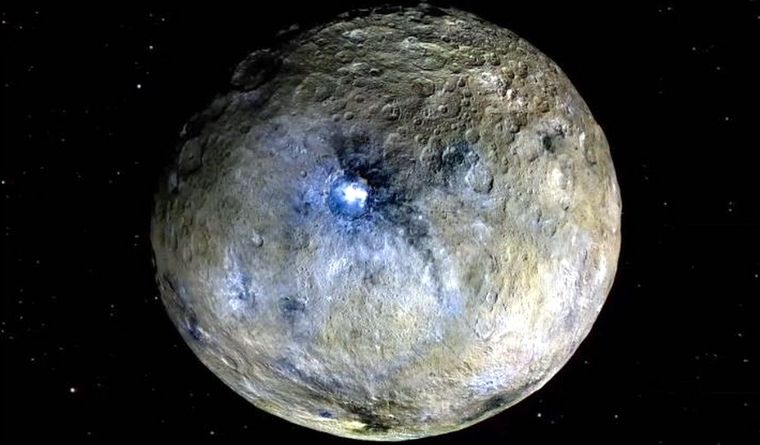 El planeta enano Ceres se muestra con colores mejorados, basadas en imágenes de la misión Dawn de la NASA. Foto Dpa El planeta enano Ceres se muestra con colores mejorados, basadas en imágenes de la misión Dawn de la NASA. Foto Dpa