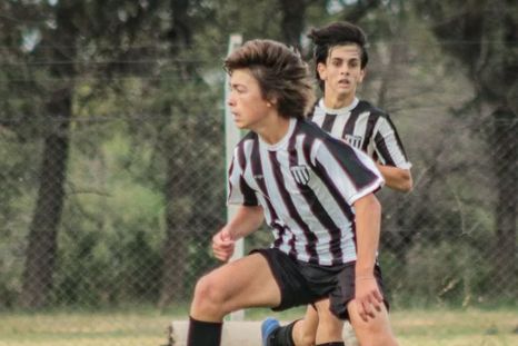 Mateo Pérez Curci, en su paso por las inferiores de Gimnasia y Esgrima, es una de las grandes apariciones del fútbol argentino.