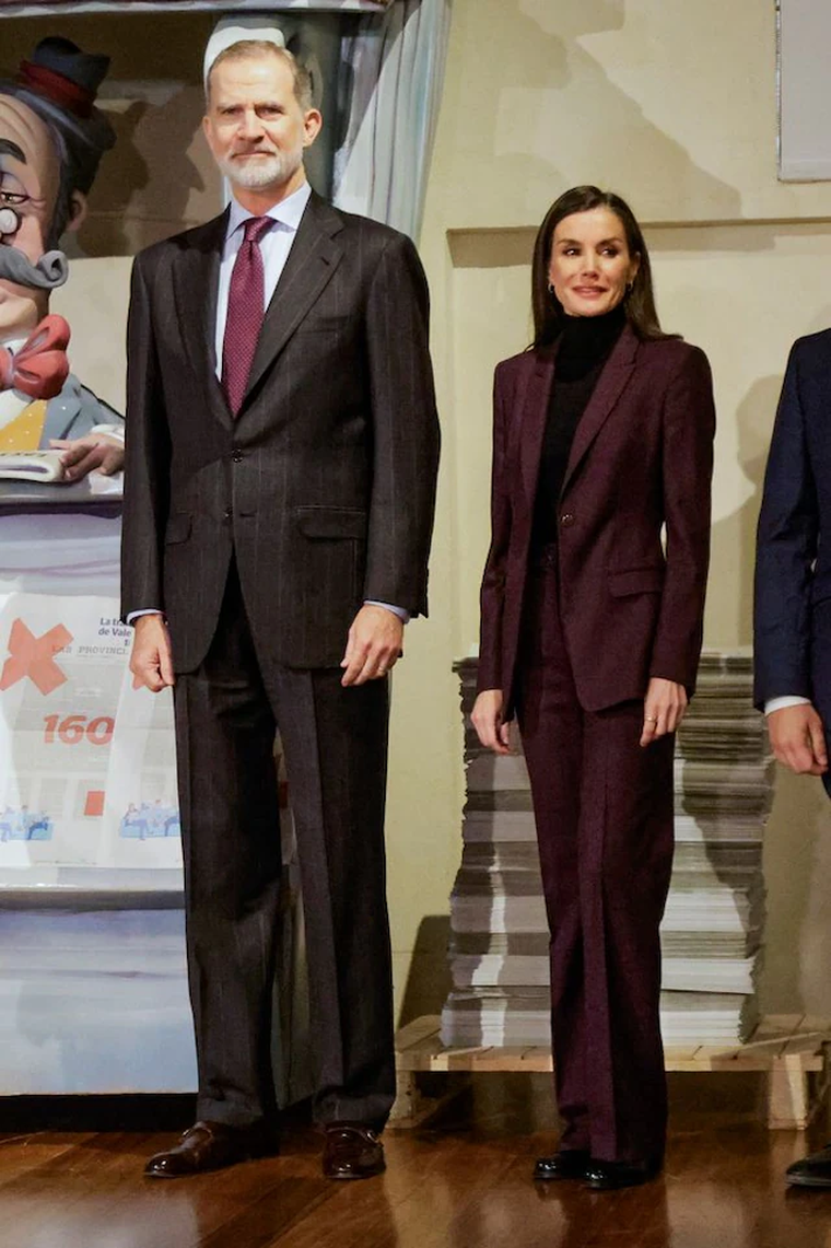 El nuevo traje de chaqueta de la reina Letizia. El nuevo traje de chaqueta de la reina Letizia.