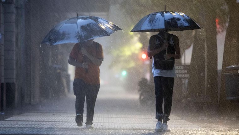 A qué hora llegan las lluvias este domingo a Buenos Aires Foto: NA