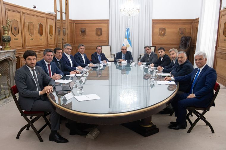 El Gobierno piensa convocar a gobernadores dialoguistas