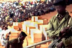 Un soldado frente a los ataúdes de algunas de las víctimas del genocidio. Foto: GETTY IMAGES Un soldado frente a los ataúdes de algunas de las víctimas del genocidio. Foto: GETTY IMAGES