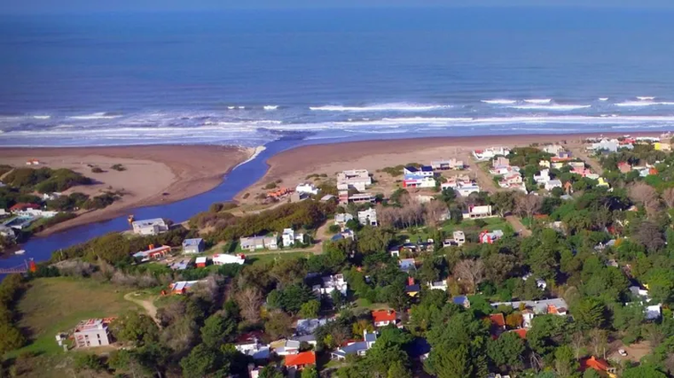 Claromecó combina playas extensas y abiertas con servicios, especialmente en la zona de Dunamar, más alejada del centro. Claromecó combina playas extensas y abiertas con servicios, especialmente en la zona de Dunamar, más alejada del centro.