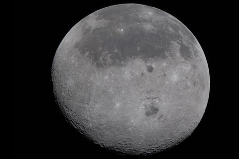 La cara visible (el hemisferio que vemos desde la Tierra) es visible en la mitad superior del disco lunar. Se identifica por las manchas oscuras. Foto del 6 de abril. La cara visible (el hemisferio que vemos desde la Tierra) es visible en la mitad superior del disco lunar. Se identifica por las manchas oscuras. Foto del 6 de abril.