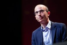 No es la Edad Media. No es la peste negra. No es como si la gente estuviera muriendo y no tuviéramos idea de qué los está matando y qué se puede hacer al respecto, dice Harari.