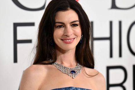 Mirá el look de Anne Hathaway. Mirá el look de Anne Hathaway.