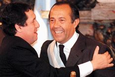 Rodríguez Saá recibe los atributos de mano de Ramón Puerta. Foto: NA