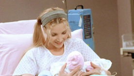 LISA KUDROW ES MAMÁ DE UN VARÓN. LA ACTRIZ ESTUVO EMBARAZADA MIENTRAS FILMABA FRIENDS.