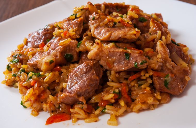Cociná paso a paso la receta de guiso de arroz con carne al estilo bien casero.