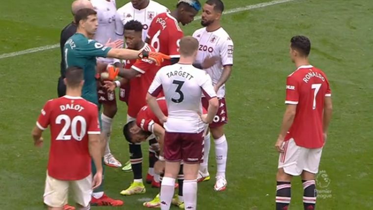 El Dibu señala a Cristiano para que ejecute el penal.