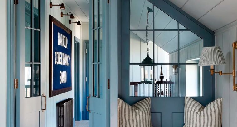 Puertas pintadas en azul. Foto: HÁM Interiors / Fotografía de Alexander James