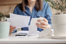 Se acerca el comienzo de un nuevo mes y los consumidores hacen cuentas sobre cuántos pesos más deberán destinar a impuestos y servicios. Foto: Shutterstock