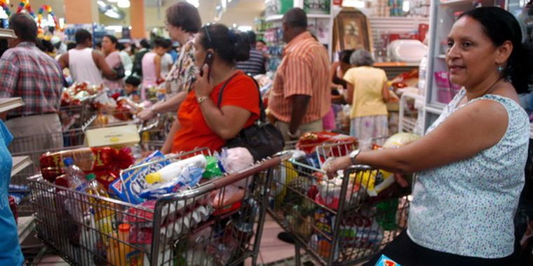 Centenares de ciudadanos hondureños se volcaron a los supermercados de la ciudad de La Ceiba, en la costa Atlantica de Honduras para abastecerse de comestibles. Foto: Efe