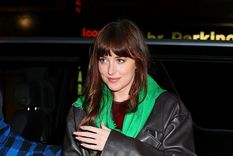 Aprende los tips de Dakota Johnson para brillar con tapado de cuero Foto: Rain Magazine