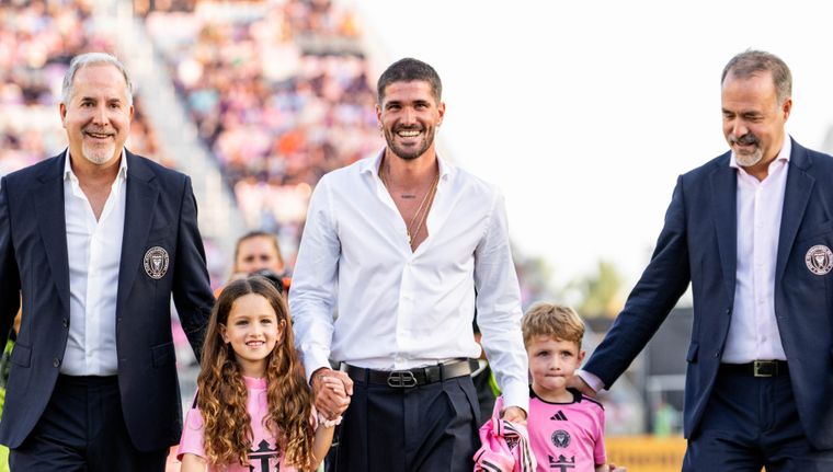 Rodrigo De Paul junto sus hijos y Jorge y José Mas, dueños del Inter Miami.