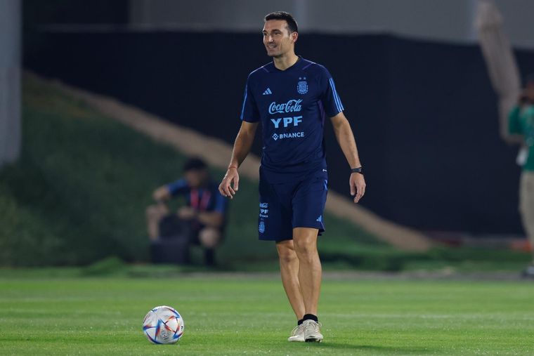 El entrenador argentino define el once para el debut. Foto: EFE