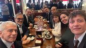 Distinto tiempos... Las sonrisas desaparecieron y los humores cambiaron. En ese mismo café, hoy, estuvieron los periodistas acreditados y echados de la Rosada&nbsp;