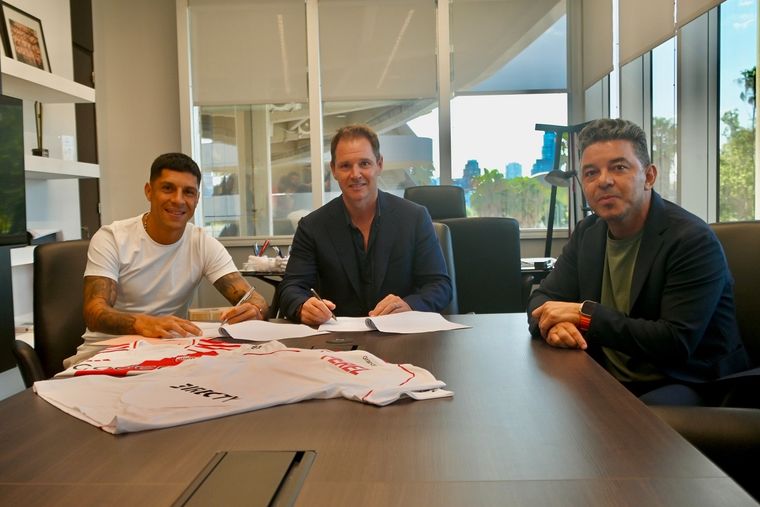 Enzo Pérez, junto al presidente Jorge Brito y el DT Marcelo Gallardo en la firma de su contrato con River. Foto: Prensa River Plate