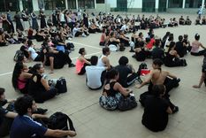 Los actores aseguran que se intoxicaron con las viandas que consumían en los ensayos.