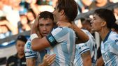 Santi Sosa abraza a Tomás Conechny, el autor del 1-0 de Racing ante Argentinos. Santi Sosa abraza a Tomás Conechny, el autor del 1-0 de Racing ante Argentinos.