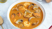 La receta de sopa de mariscos es famosa por su aporte energético, ya que combina proteínas, minerales y un caldo aromático que ha sido considerado reconfortante en muchas culturas costeras.