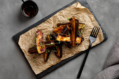 El éxito de esta receta está en su mezcla de texturas la berenjena crujiente por fuera, tierna por dentro y bañada con miel dorada.