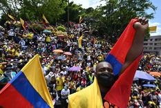 Miles de ciudadanos en Colombia han salido a las calles para exigir un cambio. Foto: GETTY IMAGES