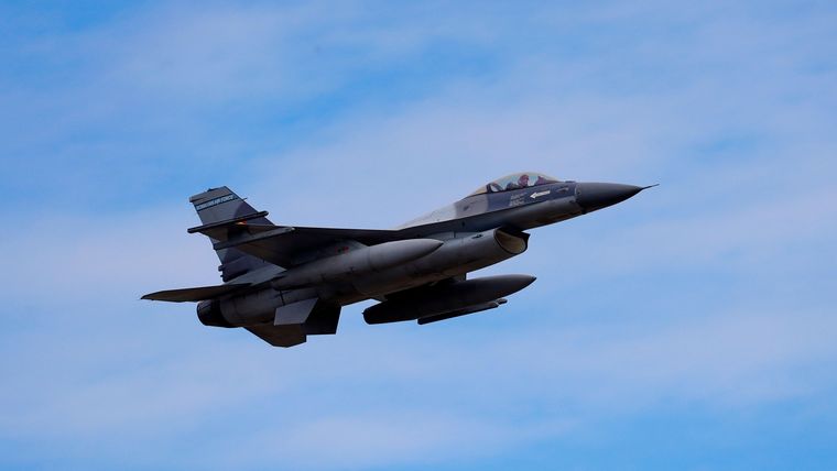 Un avión F-16 detectó un dron ruso en el espacio aéreo rumano mientras vigilaba la frontera del país con Ucrania. Un avión F-16 detectó un dron ruso en el espacio aéreo rumano mientras vigilaba la frontera del país con Ucrania.